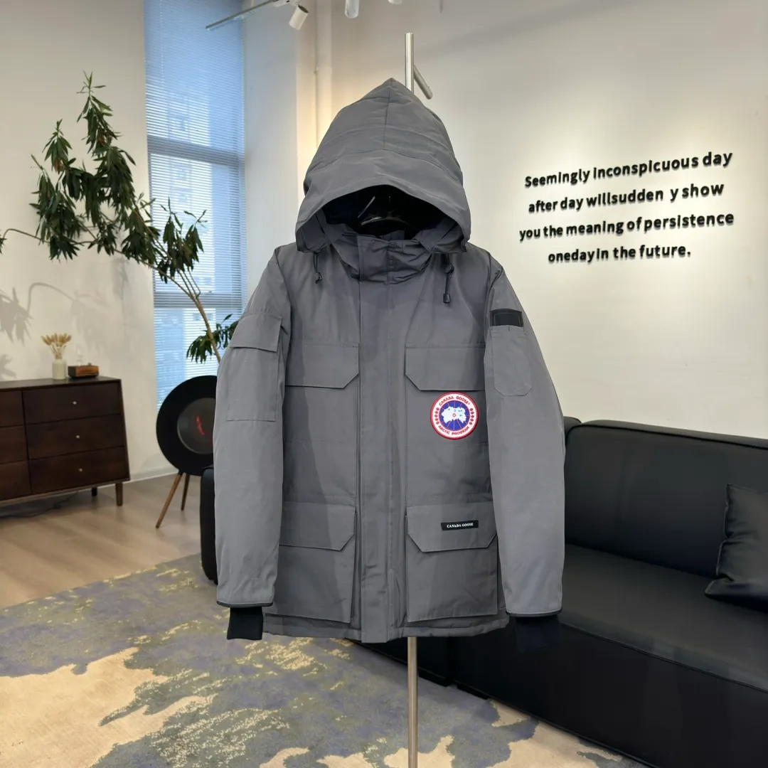 P800 🇨🇦Canada Goose "Canada Goose" 🇨🇦 Beichen White / 08 Expedition Parka 4660M Product color: black, off-white, red, sand pink, sky blue, graphite gray, Beichen white, navy, sky blue, gray camouflage gray black label Product size: XS, S, M, L, XL, XXL The Expedition was originally a parka designed for scientists at the McMurdo Research Station in Antarctica. Whether your next journey takes you into the frozen urban jungle or across uncharted ice fields, wear Canada Goose's Expedition Parka and get proven results year after year in Antarctica by the National Science Foundation's Center for Polar Research.  Material list: 1⃣ Uses Y-shaped Velcro imported from Taiwan (exclusive in the market) 2⃣ Uses 18-count polyester-cotton blended fabric imported from South Korea (authentic synchronized fabric) 3⃣ National standard 80% white duck down, (zp uses 80% white duck down/90% of all boasts are fake) 4⃣ Western Canadian coyote hair (non-market dyed fox hair filled with wolf hair) Material analysis characteristics: 1⃣ The original/polyester-cotton fabric has a high polyester fiber content, and the polyester-cotton fabric has high heat and light resistance and good stability. It has bright colors, high fiber strength, durability, light resistance, heat resistance, and straightness. 2⃣ As we all know, the original version uses 80% white duck down. The fill power refers to the cubic inches of volume occupied by each ounce (30 grams) of down under certain conditions. If one ounce of down occupies 500 cubic inches, the fill power of the down is 500. So we can simply understand it as: fill power is the volume of down, and the volume of down is fill power. The higher the fill power of down, it means that under the same filling amount, down can fix a larger volume of air layer to keep warm and insulate, so the warmth retention of down is better. 3⃣ Western Canadian coyote hair, "large range of selected neck hair" is soft and fluffy, each wolf hair is 60-63 long / 14-16 wide at the peak, this width + preferred parts. It is basically unmatched by the same industry